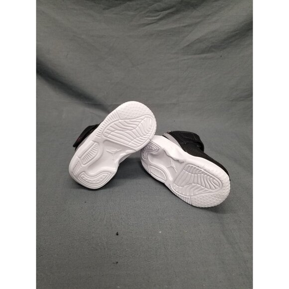 Jordan Max Aura 5 Slip On Sneakers Children's Size 5 Black White NEW IN BOX! - Picture 6 of 6